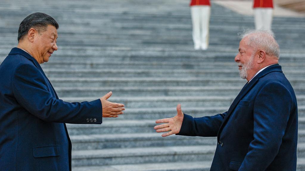 Luiz Inácio Lula da Silva y Xi Jinping se encuentran en el Gran Salón del Pueblo de Pekín, este viernes.