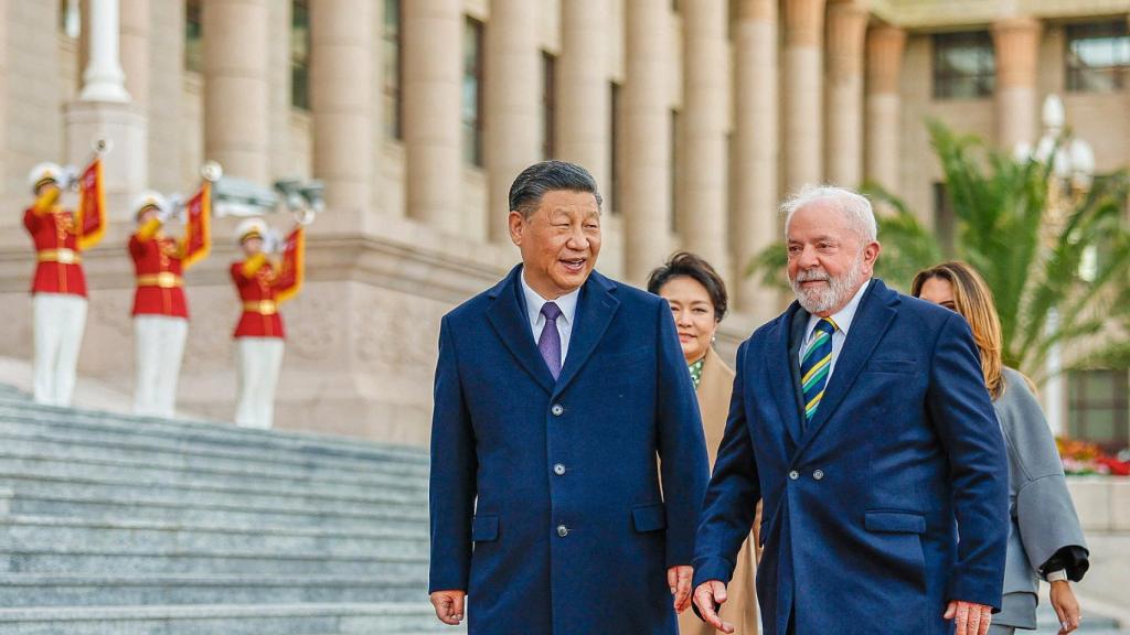 Xi Jinping y Lula da Silva caminan por el Salón del Gran Pueblo de Pekín acompañados por sus esposas.