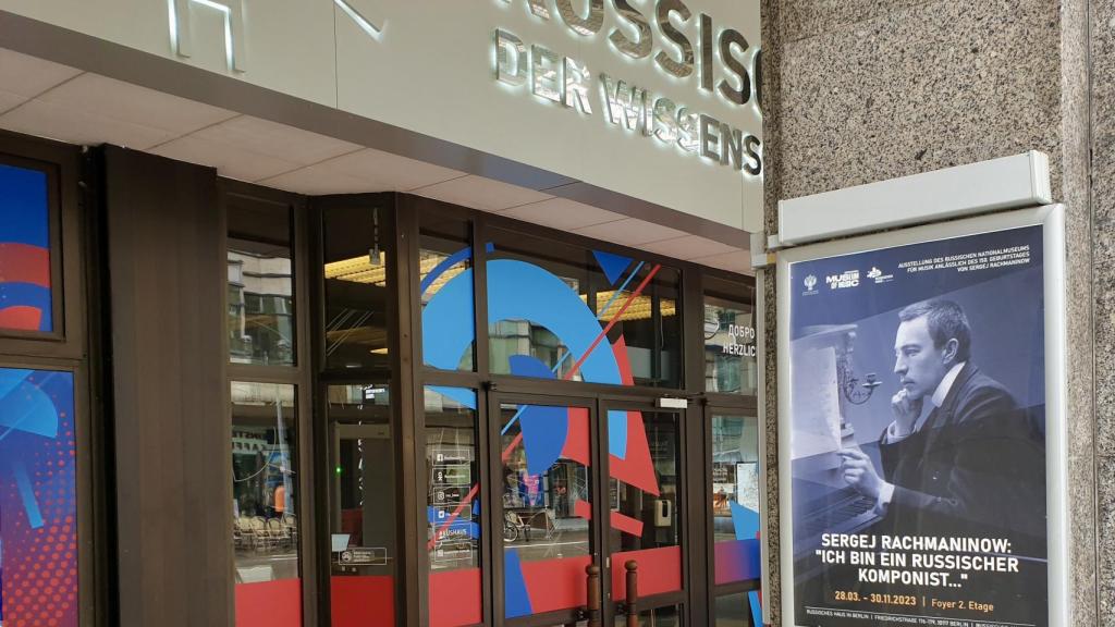 Puerta de  la “Casa de la Cultura de Putin” en Berlín.