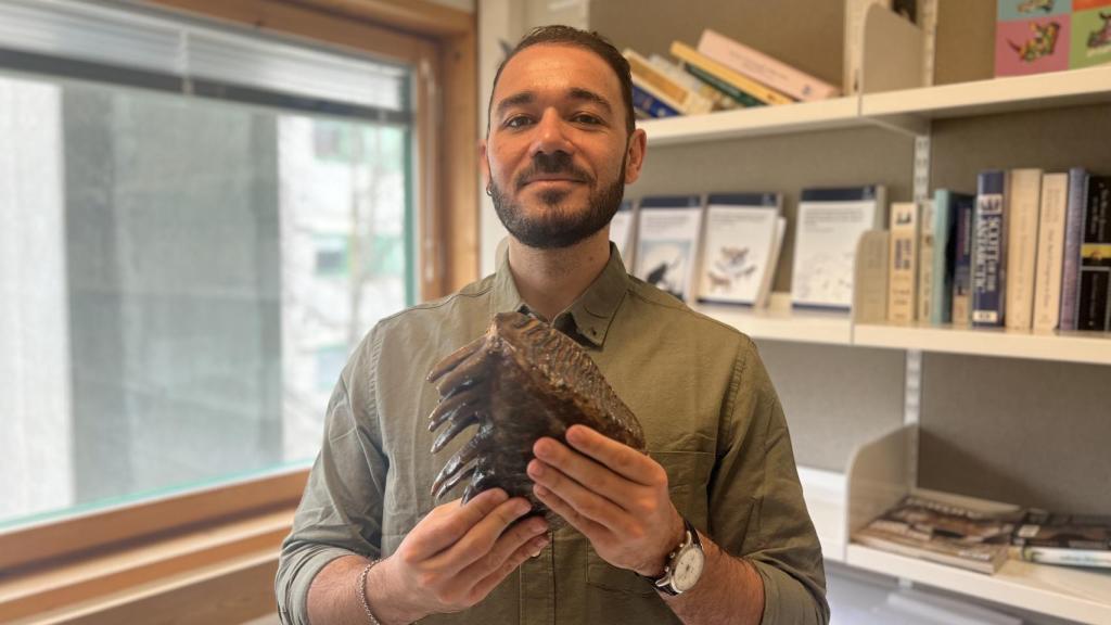 David Díez del Molino con un molar de mamut.