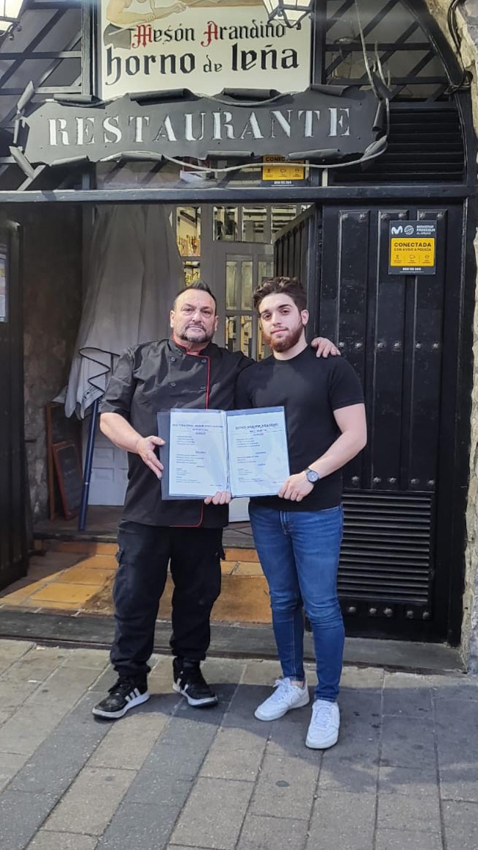 Julio Jiménez posa en la puerta del Arandino