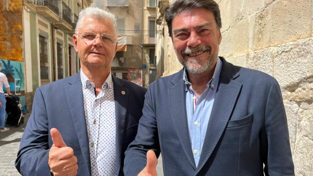 El comisario de la Policía Local Julio Calero junto al alcalde de Alicante, Luis Barcala