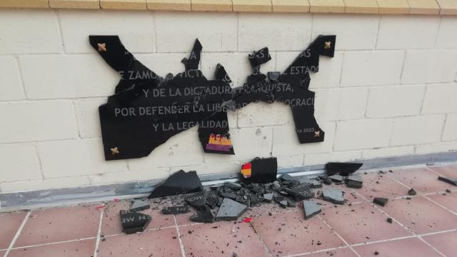 Estado actual de la placa colocada en el cementerio de San Atilano