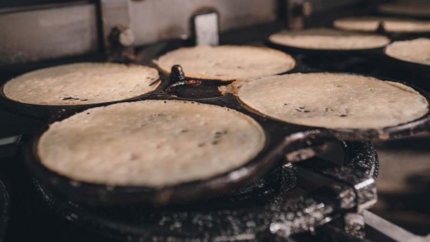 Preparación de las filloas en la Festa da Filloa de Lestedo