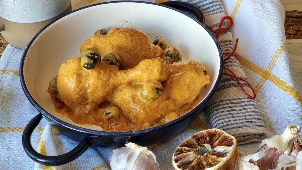 Muslos de pollo con tomates secos y aceitunas, un guiso fácil y rápido