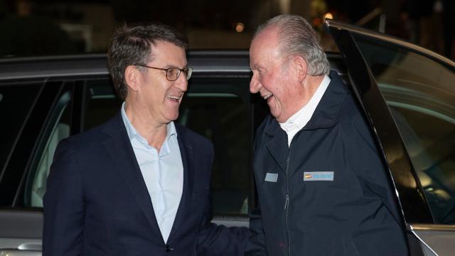 Alberto Núñez Feijóo recibiendo a Juan Carlos I en Sanxenxo en noviembre de 2019.