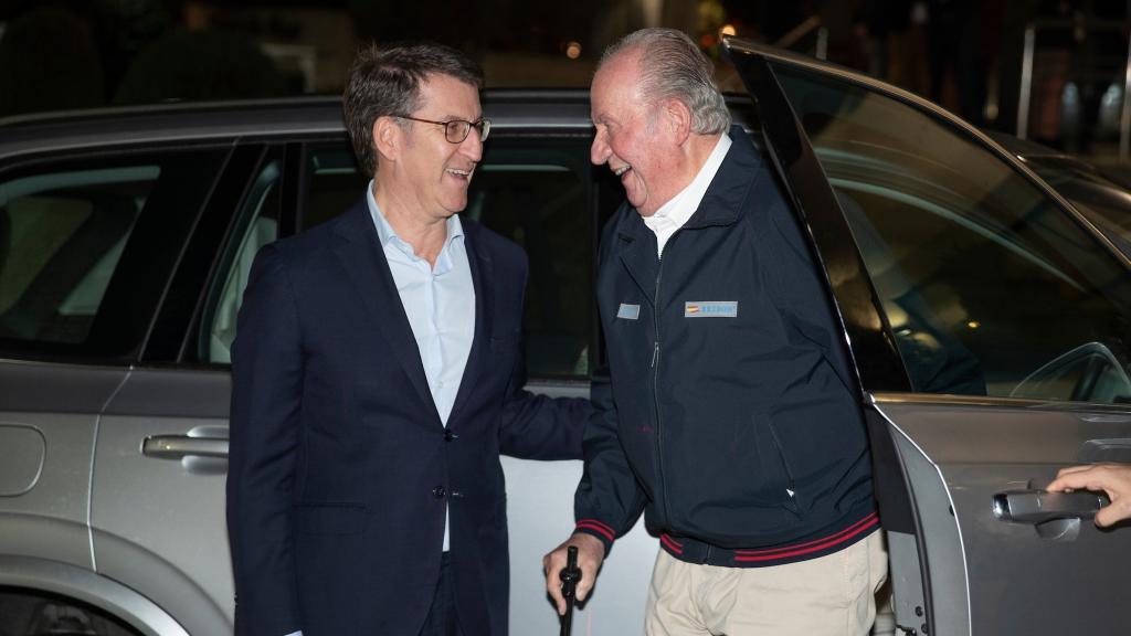 Alberto Núñez Feijóo recibiendo a Juan Carlos I en Sanxenxo en noviembre de 2019.
