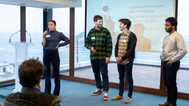Varios emprendedores locales presentan ante los miembros de la comunidad Ekin + en el Talent House.