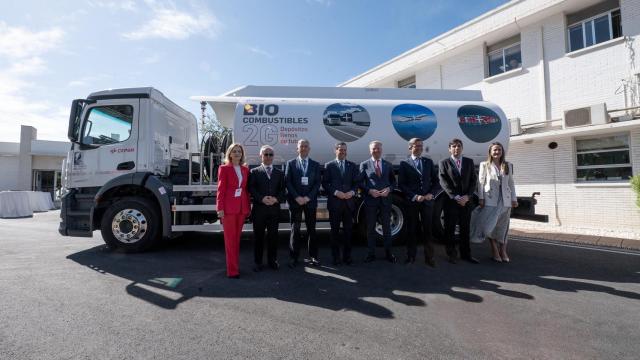 De izquierda a derecha, Manuela Parralo, subdelegada del Gobierno de España en Huelva, Dato' Yeo How, presidente de Apical, Carmelo Romero, alcalde de Palos de Frontera, Juan Manuel Moreno Bonilla, presidente de la Junta de Andalucía, Maarten Wetselaar, CEO de Cepsa, Jorge Paradela, consejero de Política Industrial y Energía de la Junta de Andalucía, Óscar García, CEO de Bio-Oils, y Bella Verano, delegada del Gobierno de la Junta de Andalucía en Huelva.