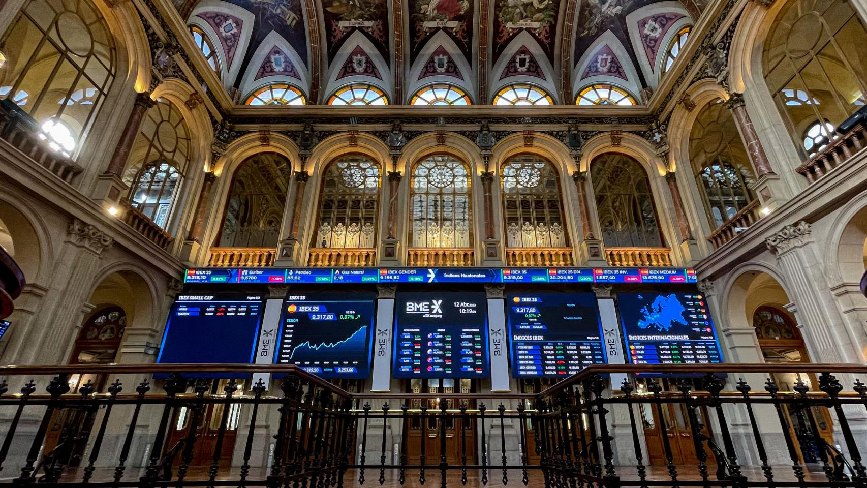Un panel del Ibex 35 en el Palacio de la Bolsa, en Madrid (España).