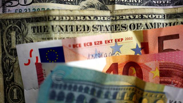 Diferentes billetes de dólar y de euro.