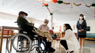 Isabel Díaz Ayuso, en la visita a una residencia de mayores, en una imagen de archivo.
