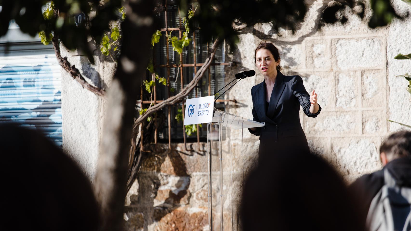 La presidenta regional y presidenta del Partido Popular de Madrid, Isabel Díaz Ayuso, interviene durante un mitin en Torrelodones.