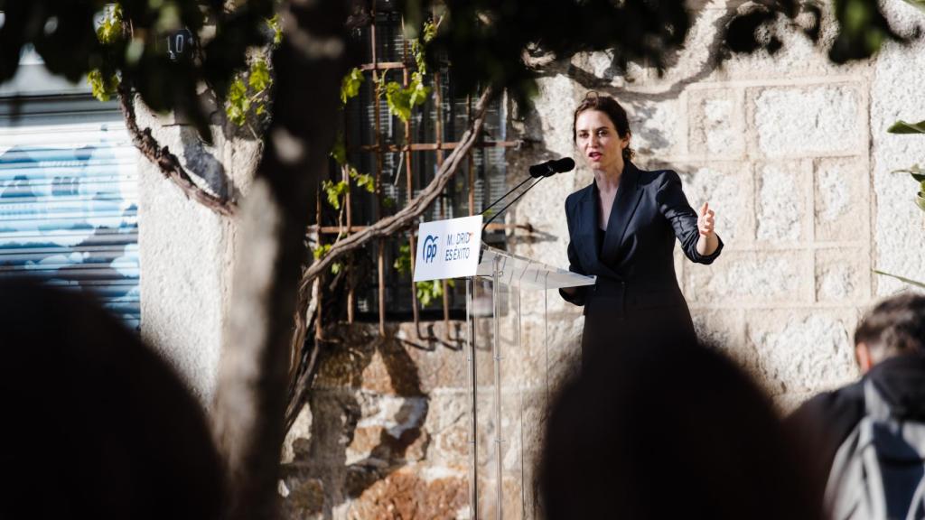 La presidenta regional y presidenta del Partido Popular de Madrid, Isabel Díaz Ayuso, interviene durante un mitin en Torrelodones.