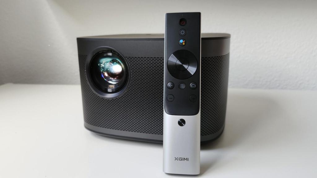 El proyector Xgimi Horizon Pro y el mando a distancia.