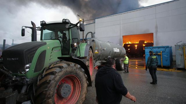 Incendio en una nave industrial en Vilalba (Lugo)