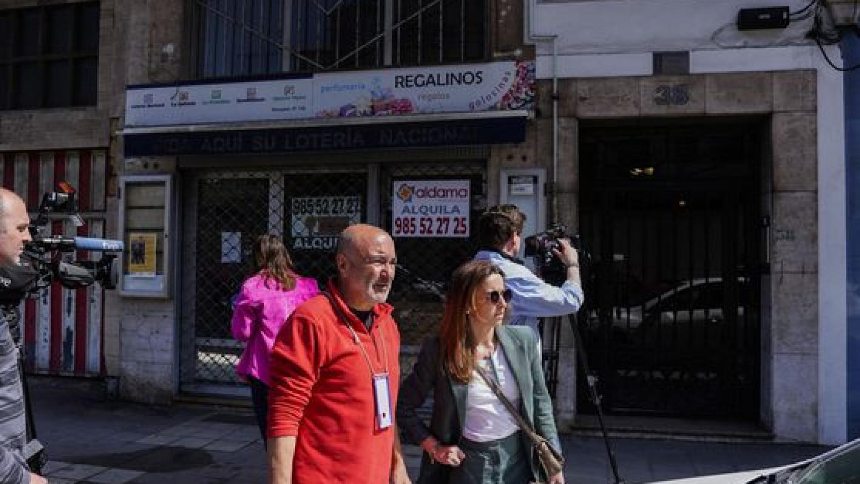 Los vecinos acuden a la zona después de que una vecina suya se haya tirado con su hija desde un quinto piso.