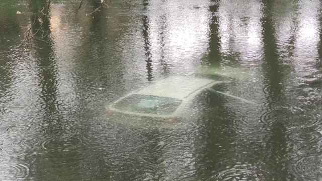 Vehículo accidentado en el río Verdugo.
