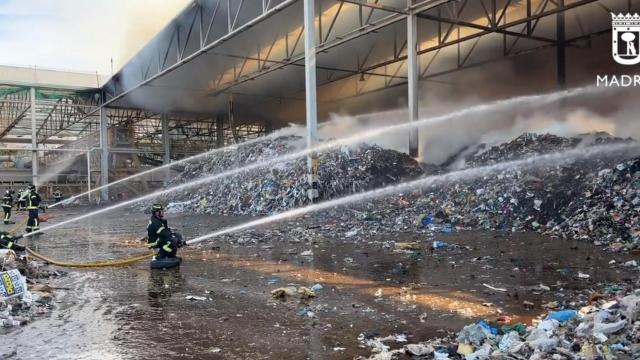 Los bomberos extinguen las llamas en el vertedero de Valdemingómez.