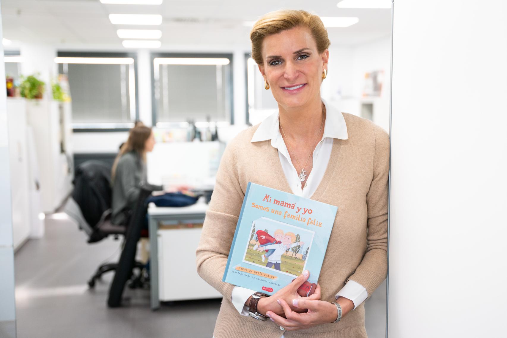 María Zurita con el libro 'Mi mamá y yo somos una familia feliz'.