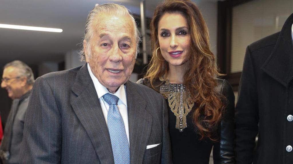 Paloma Cuevas junto a su padre, Victoriano Valencia, en una imagen de archivo.
