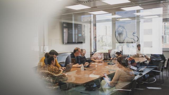 Reunión de información en la sede de EL ESPAÑOL en la que los responsables de área 'venden' sus temas al director.