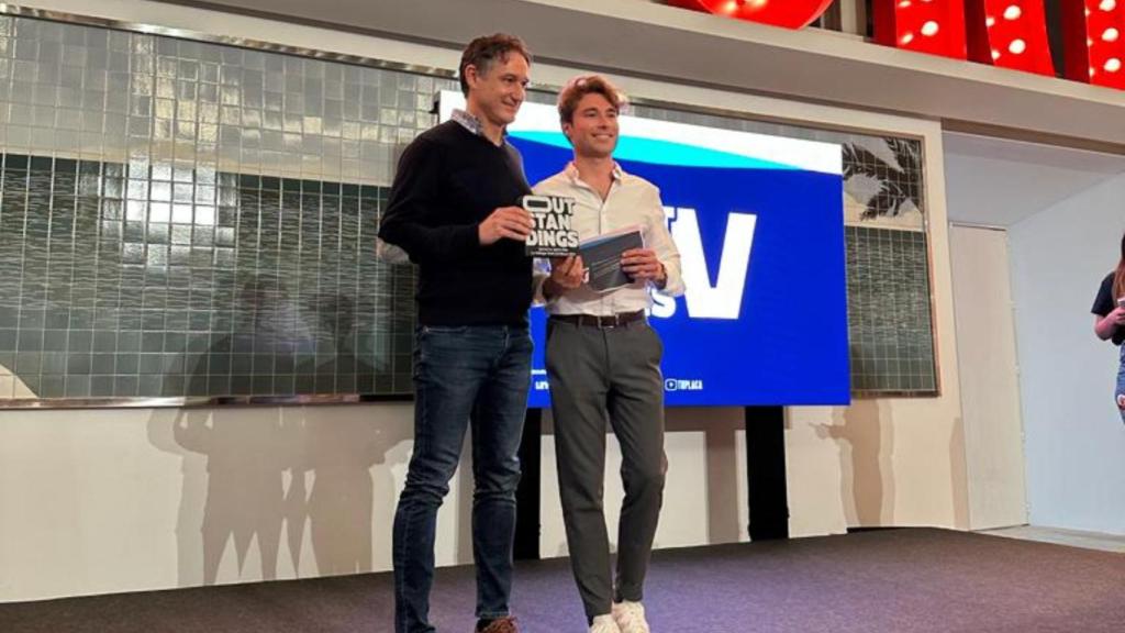 Los fundadores de Zonox, Íñigo Flores (i) y Manuel Palacín (d), recibiendo el primer premio en Outstandings.