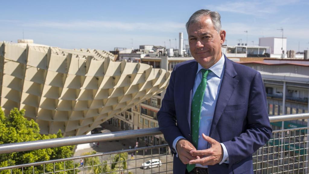 José Luis Sanz, candidato del PP a la Alcaldía de Sevilla, posa con el monumento de las Setas al fondo.