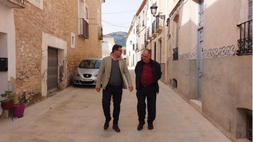 El alcalde de Benifallim con el diputado provincial Javier Gutiérrez.