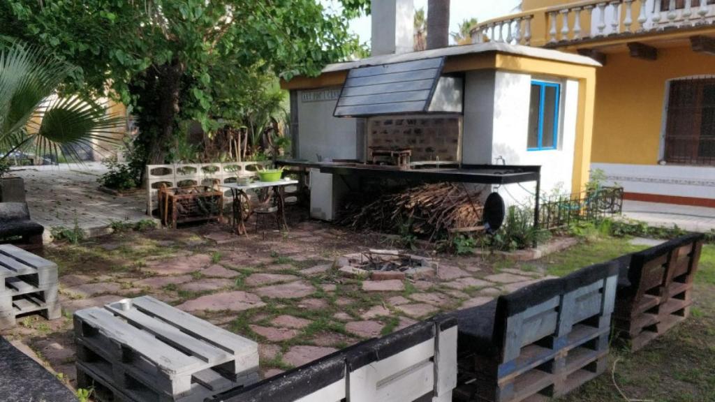 La parte exterior de la casa cuenta con más de mil metros cuadrados.