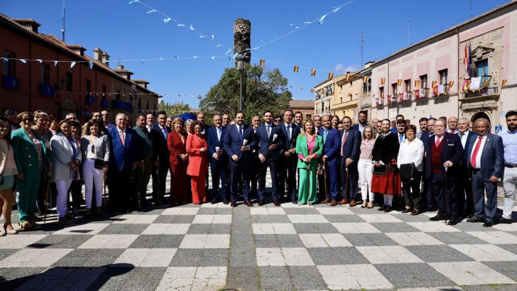 Paco Núñez junto a miembros del PP en el Cortejo de Mondas de Talavera. Foto: PP CLM.