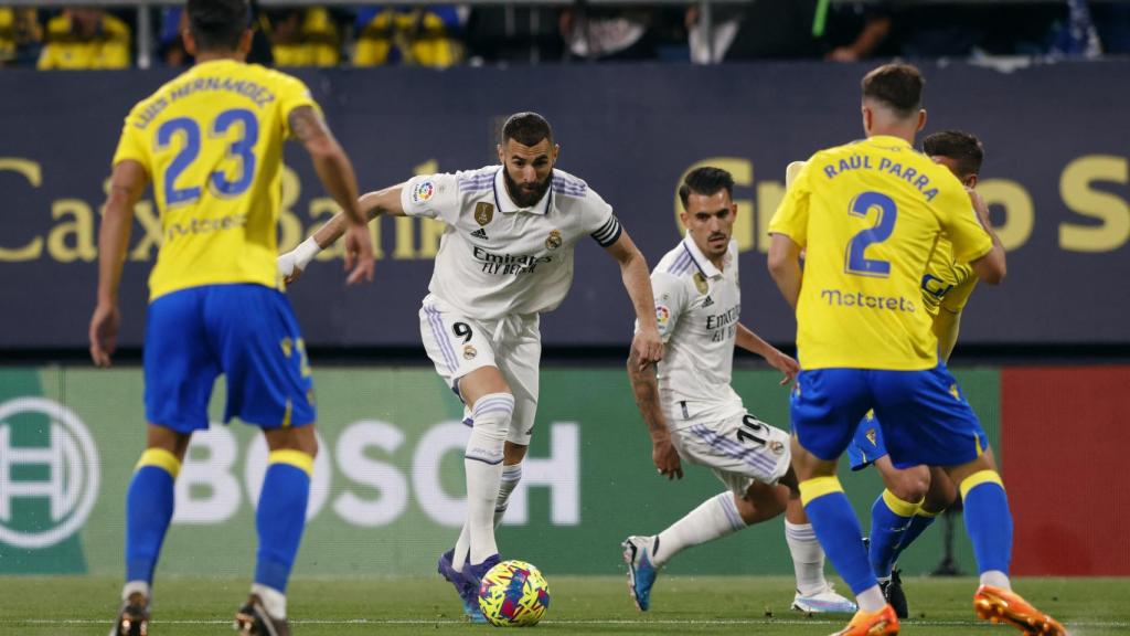Karim Benzema realiza un control ante la atenta mirada de Dani Ceballos.