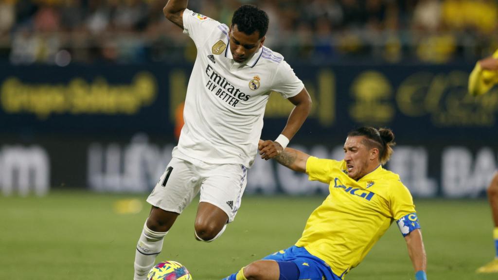 Rodrygo esquiva una entrada de Álex Fernández en la primera mitad.