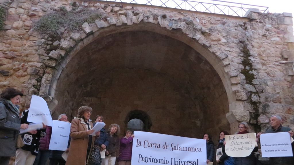 Ciudadanos por la Defensa del Patrimonio durante la lectura del manifiesto en la Cueva de Salamanca