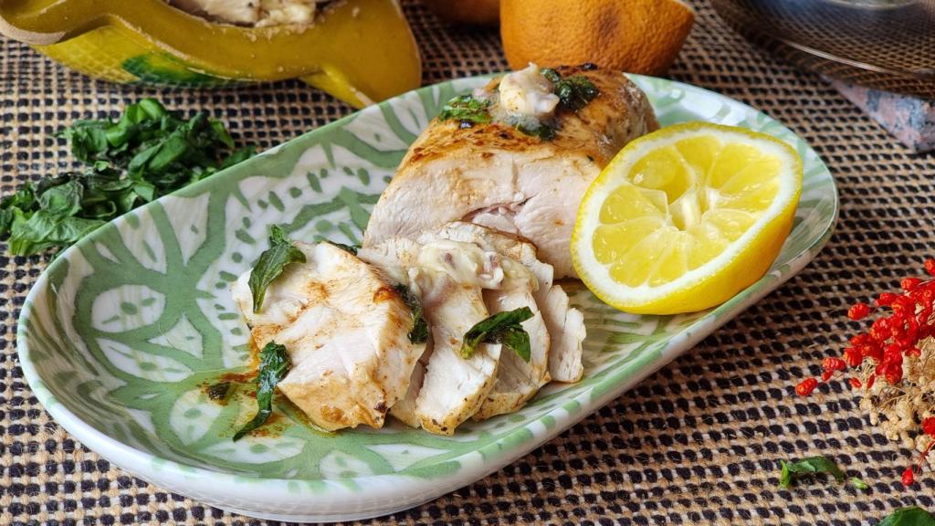Pechuga de pollo con mantequilla de anchoas, una receta para comer tanto fría como caliente