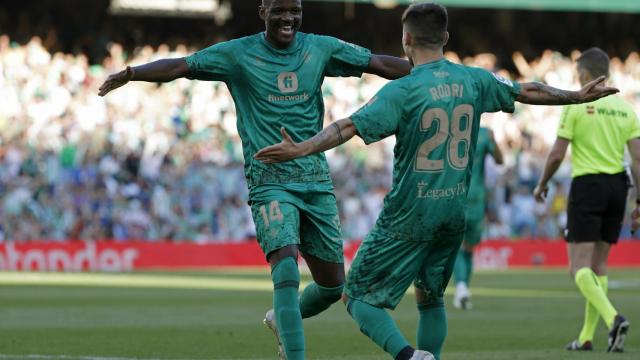 Los jugadores del Betis celebran un gol.