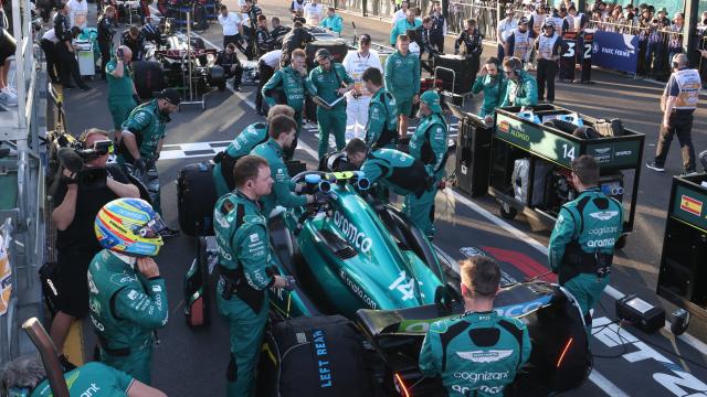 Los mecánicos de Aston Martin trabajando en el AMR23 de Fernando Alonso