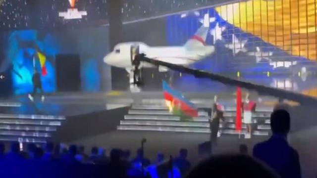 Un diseñador armenio quema la bandera de Azerbaiyán en el Europeo de halterofilia