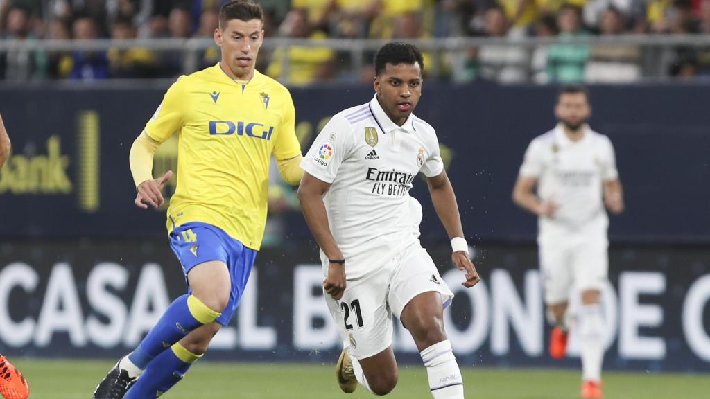 Rodrygo lucha un balón contra un defensa en el Cádiz - Real Madrid.