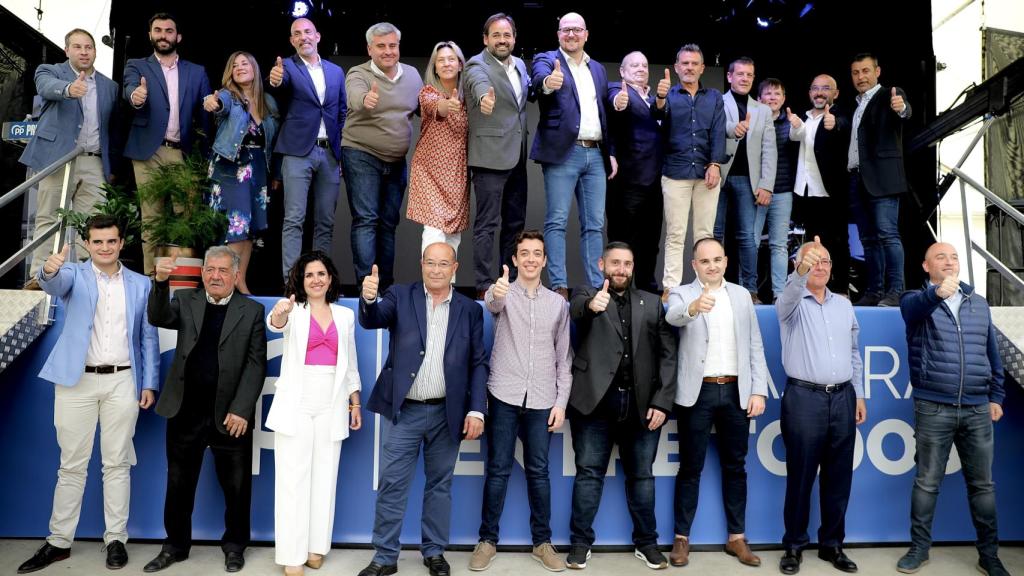 Paco Núñez en Alovera junto a los candidatos a Alcaldías de municipios de Guadalajara. Foto: PP CLM.