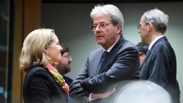 La vicepresidenta primera, Nadia Calviño, conversa con el comisario de Asuntos Económicos, Paolo Gentiloni, durante una reunión del Eurogrupo