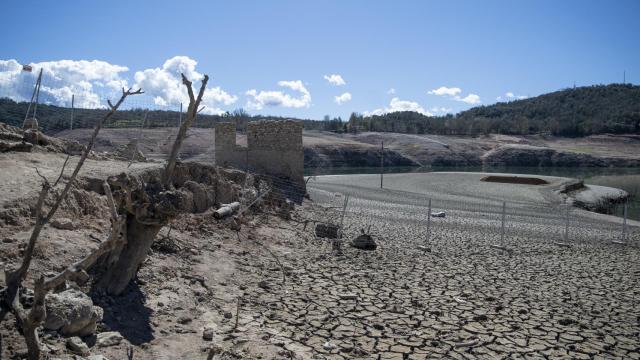 Imágenes de la sequía en el pantano de Sau, a 27 de marzo de 2023, en Vilanova de Sau, Barcelona.