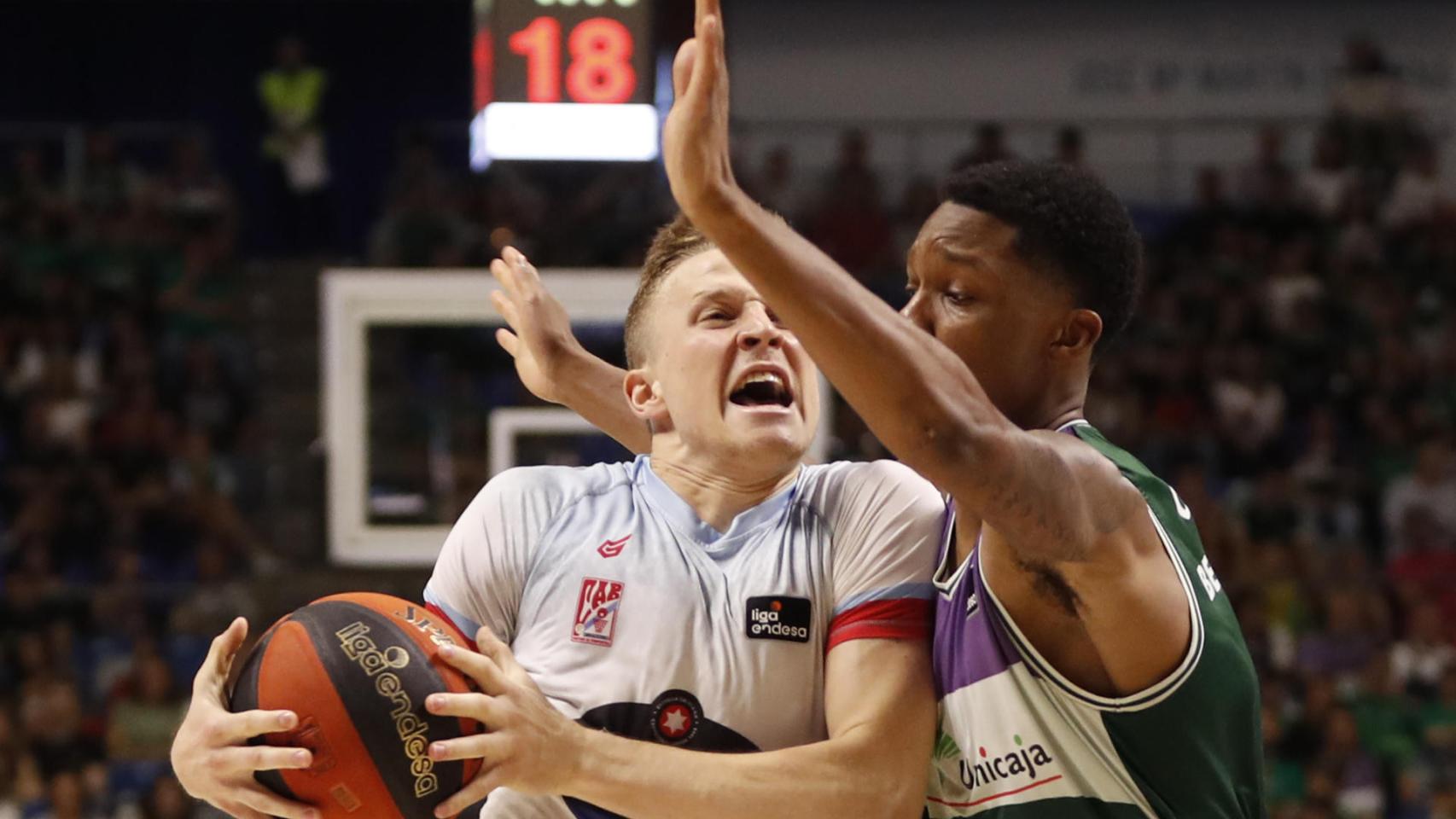 Tyson Carter durante el Unicaja de Málaga vs. Obradoiro