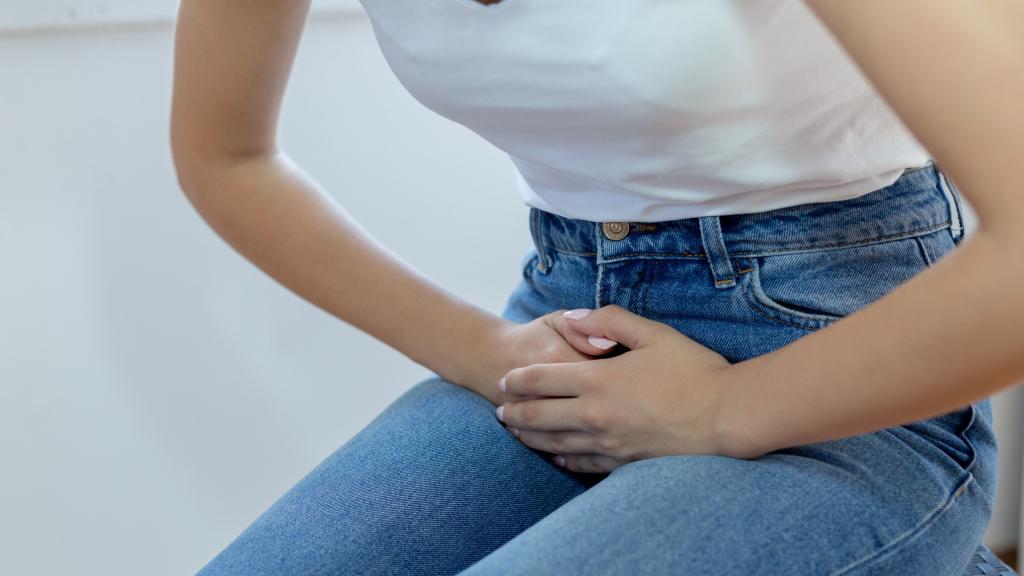 Una mujer que sufre cistitis.