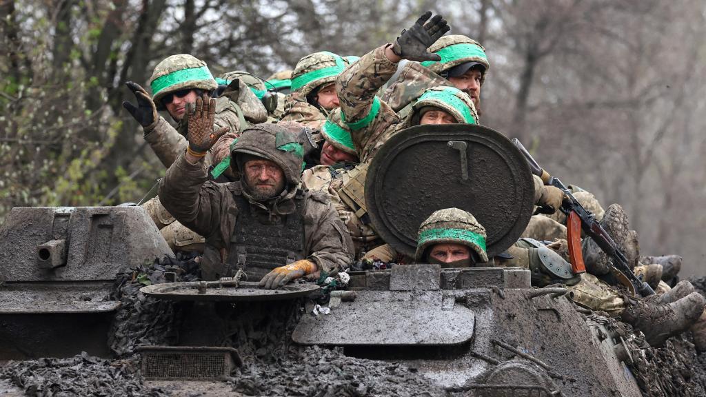 Militares ucranianos regresan de combates cerca de Bakhmut
