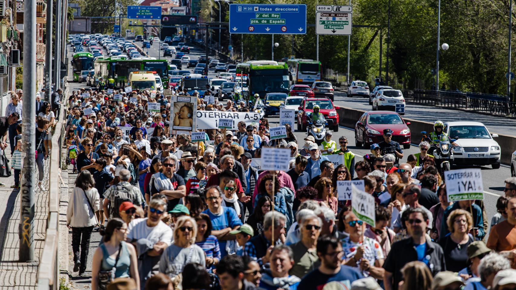 Los vecinos de Latina cortan la A-5 para reclamar el soterramiento de la vía.