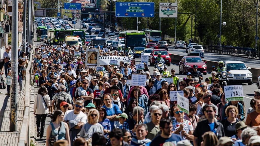 Los vecinos de Latina cortan la A-5 para reclamar el soterramiento de la vía.