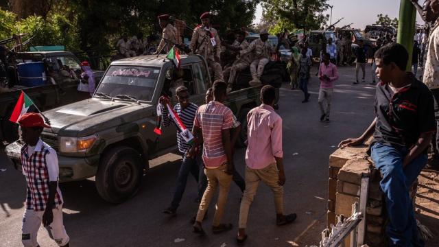 Imágenes de los ataques este sábado al aeropuerto de Jartum.