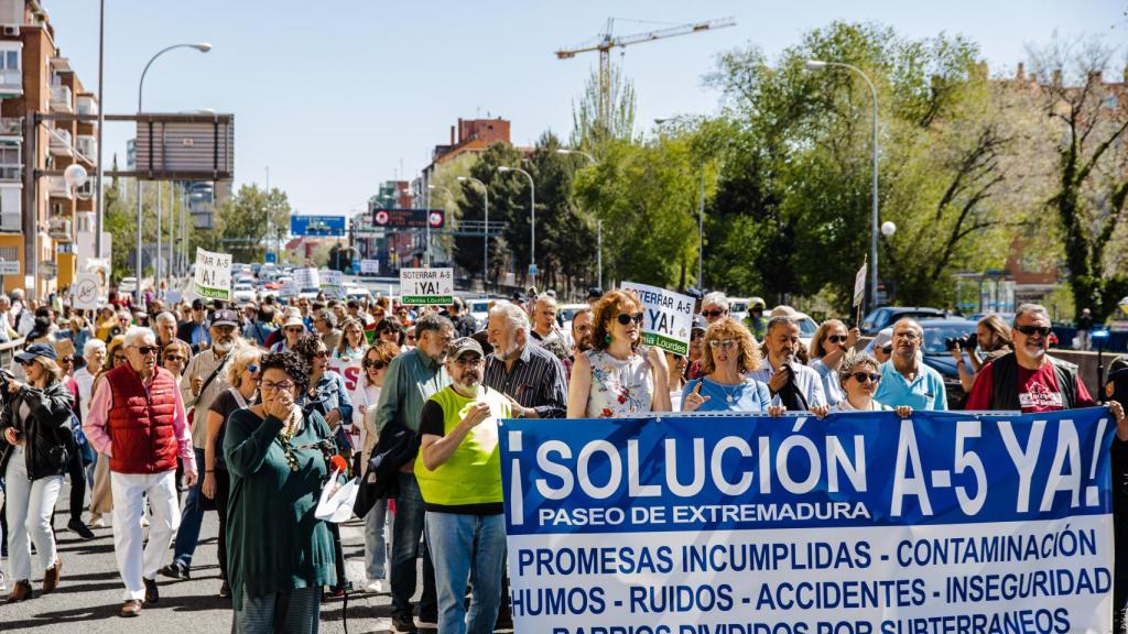 Los manifestantes marchan por la A-5.