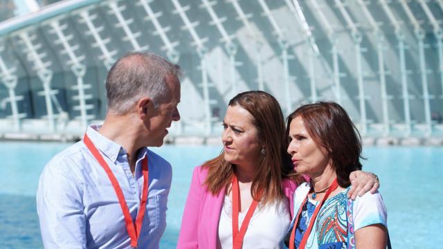 Ander Gil junto a la vicesecretaria general del PSOECyL Virginia Barcones y María Luz Martínez en la segunda sesión de la Conferencia Municipal del PSOE en Valencia